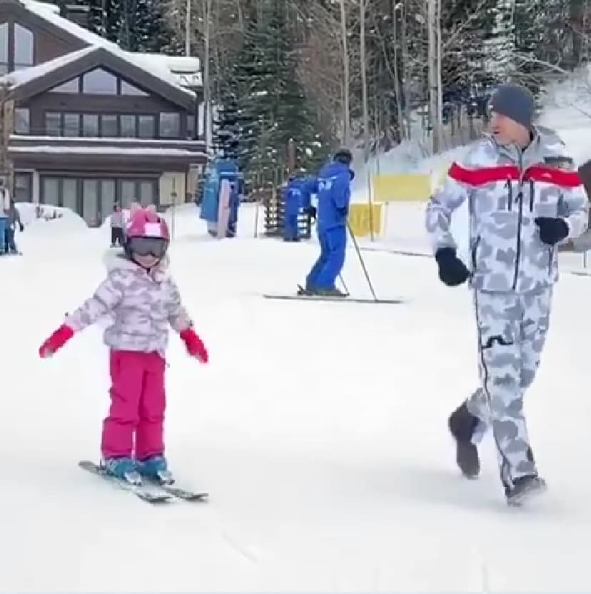 Como buen padre y maestro, Alan la siguió sin descanso en el recorrido.
