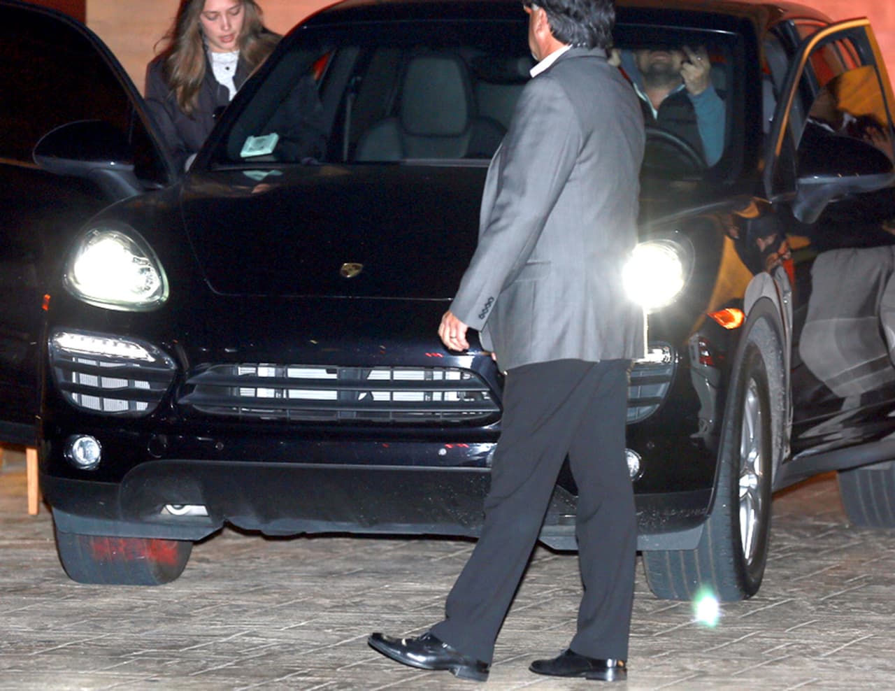 Los dos subieron rápidamente al automóvil del actor.