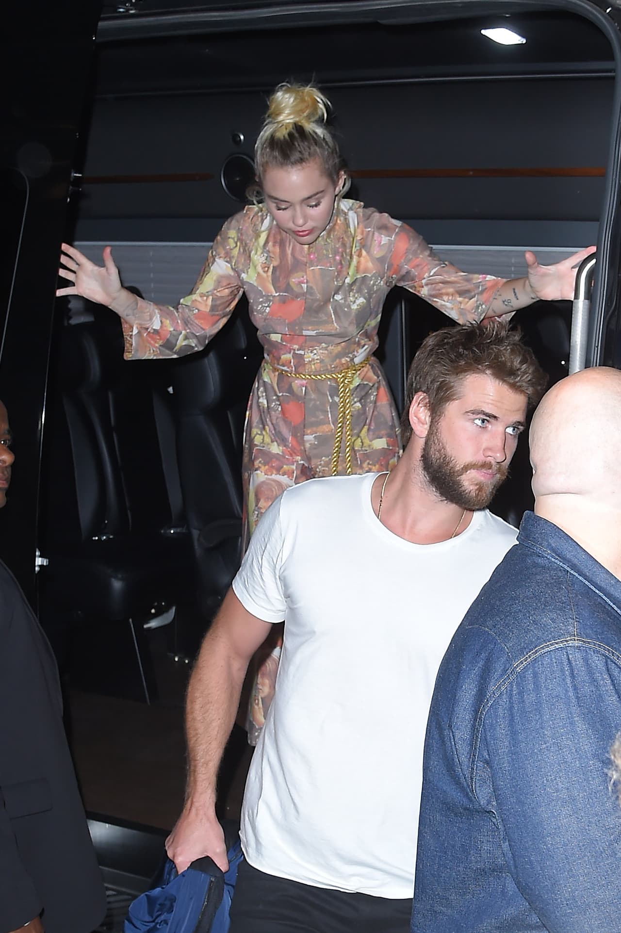 Su "baby" Liam Hemsworth fue escoltándola en todo momento.