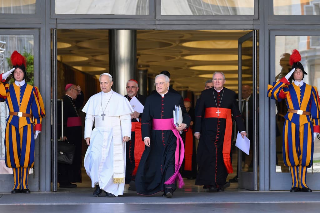 <h2 class="cms-H2-H2">A la salida del Colegio de Cardenales</h2>
<br>
<br>El papa León XIV a la salida de su primera reunión con el Colegio de Cardenales en el Vaticano la mañana del sábado. A su lado monseñor Leonardo Sapienza, el jefe de la Casa Papal, una especie de jefe de gabinete que controla la agenda del sumo pontífice.