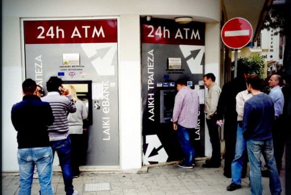 En cuestión de horas, un grupo de hackers robó $45 millones en cajeros automáticos de todo el mundo. Las autoridades estiman que realizaron 40,500 retiros de dinero en 36 mil cajeros de 27 países. Ver toda la información