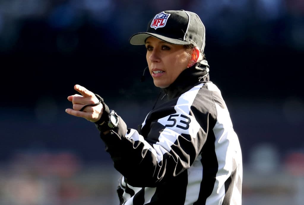 En 2019, Thomas se convirtió en la primera mujer en la historia de los Playoffs de la NFL como réferi en la Ronda Divisional entre los New England Patriots y Los Angeles Chargers.