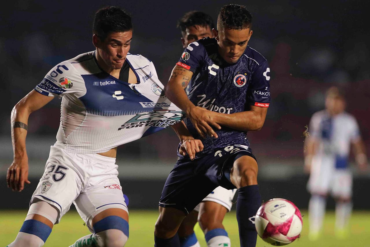 En el primer tiempo la lucha por el balón fue predominante sobre las emociones en las áreas y eso hizo que el juego cayera en monotonía.