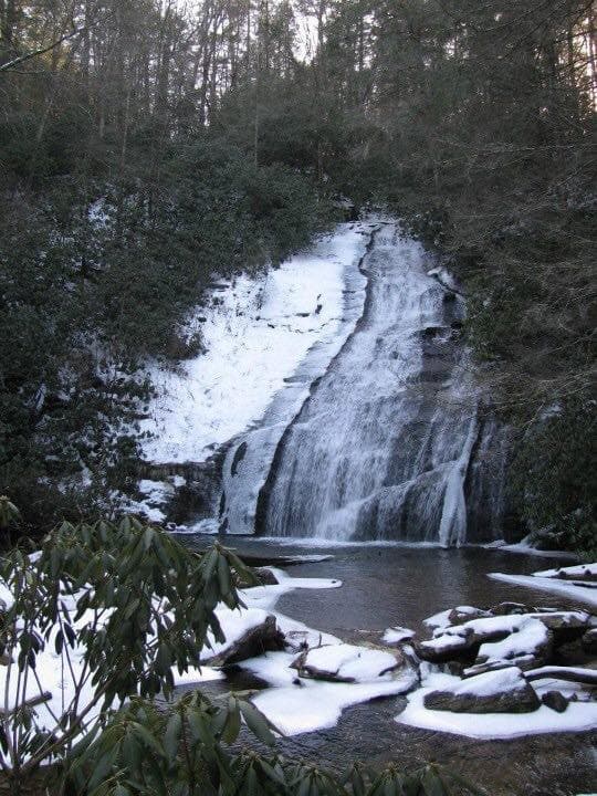 <b><a href="https://www.fs.usda.gov/recarea/conf/recarea/?recid=10546" target="_blank">Helton Creek Falls</a></b>. Las tundras heladas de la maleza cercana hacen que todo sea un espectáculo especial. Es un lugar popular para nadar en verano, pero muchos lo encuentran aún más hermoso en invierno.