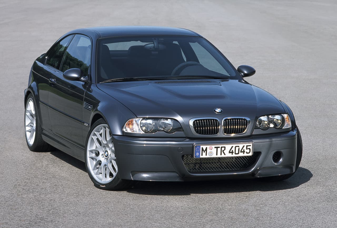 BMW M3 E46 contó como estándar con llantas de 18 pulgadas y a modo opcional con unas de 19 pulgadas con diseño multiradio cromado. Para el salto generacional, el fabricante alemán dotó al vehículo de un mayor confort y refinamiento respecto al E36. En la imagen vemos la versión CSL que apareció en 2003.