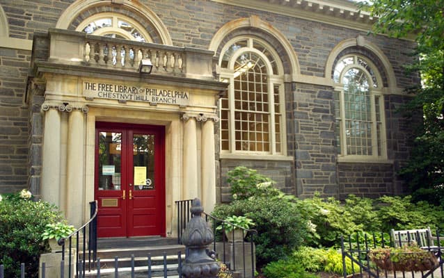 <b>Chestnut Hill Library</b>
<br>8711 Germantown Avenue
<br>Philadelphia, PA 19118-2716
<br>215- 685-9290
<br>
<br>Para servir a las escuelas y la comunidad, el filántropo Henry Williams construyó la 
<a href="https://libwww.freelibrary.org/locations/chestnut-hill-library" target="_blank">biblioteca Christian Hall </a>en 1872. Williams nombró a la biblioteca Christian Hall porque no deseaba que sucediera nada en el edificio de dos pisos y el anexo posterior que fuera inconsistente con la palabra "cristiano". Al principio, la biblioteca era solo una sala de lectura y los libros se entregaban solo a los suscriptores. Pero después de 1876, se persuadió al Sr. Williams para que permitiera que cualquiera tomara libros sin cargo. 
<br>