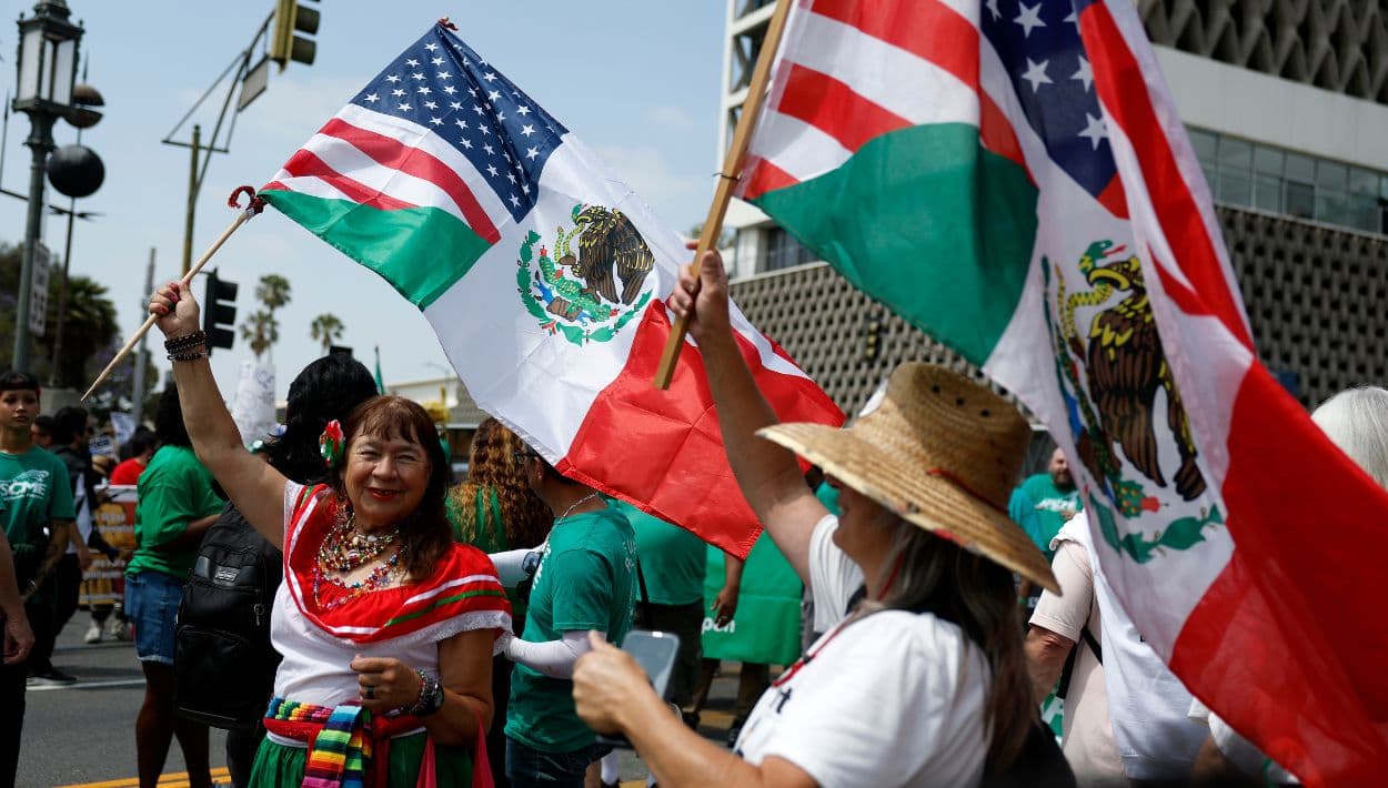 Con trajes típicos, manifestantes ondean banderas mexico-americanas durante la protesta, en una jornada donde la comunidad latina en Los Ángeles también resaltó su cultura, identidad y aporte histórico a la ciudad.