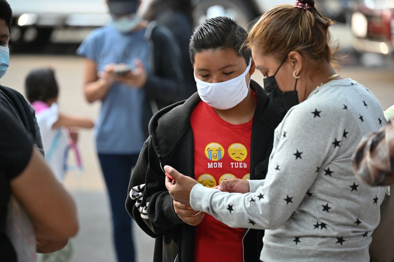 Un padre le arranca la mascarilla a una maestra de Texas durante los primeros días de clases