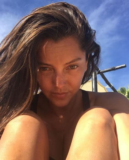 Cabe resaltar que 'Los protegidos' presenta la historia de unas personas que se tienen que hacer pasar por familia para así huir de una organización que los busca debido a los poderes sobrenaturales que ellos poseen.