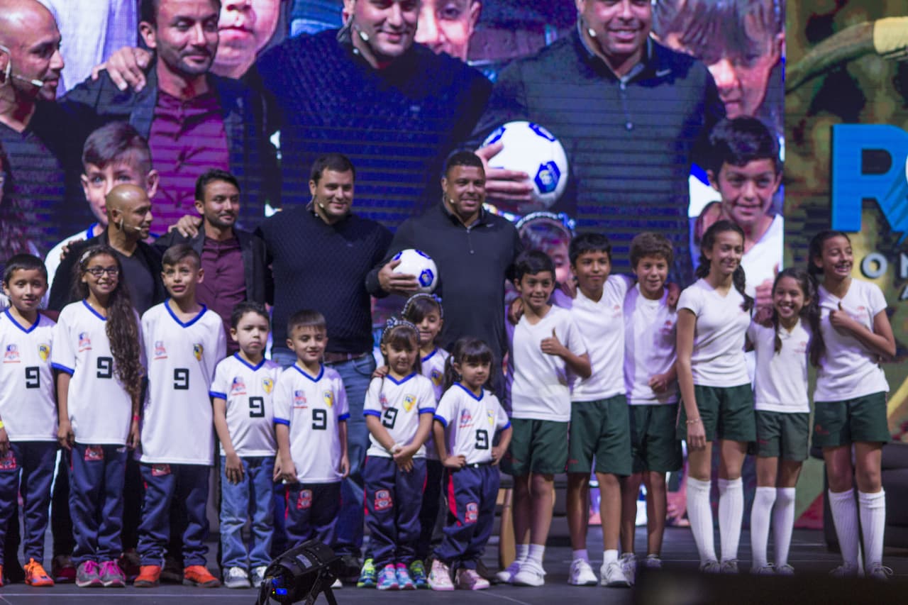 Ronaldo abrió una escuela de soccer en Brasil.