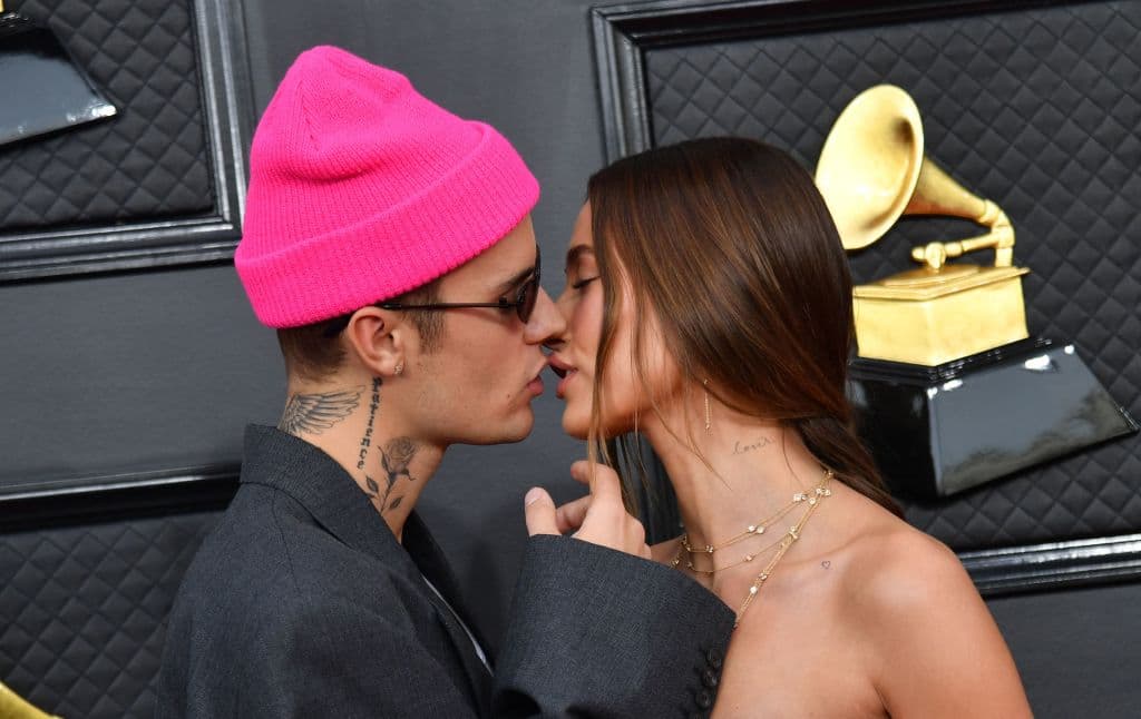 Su beso en los Premios GRAMMY 2022 fue como salido del póster de una película romántica, ya que Justin sostuvo ligeramente la barbilla de su esposa, lo que le dio un toque mágico al momento.
