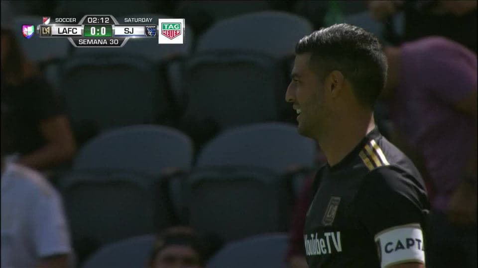 Tiro desviado de Carlos Vela