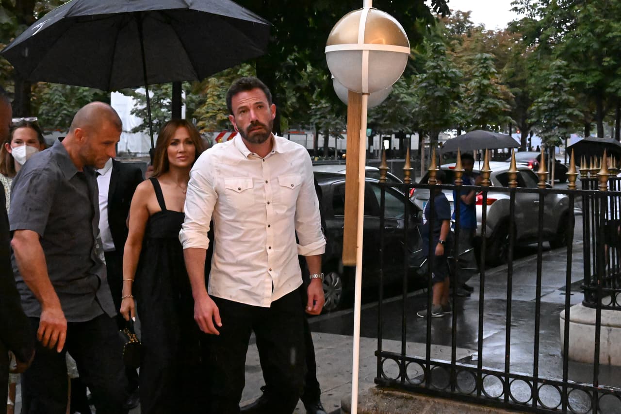 Se acompañó de un bolso Maison Valentino Black Rockstud Calfskin Box, que cuesta
<b> 2,700 dólares</b> y otras plataformas Andrea Wazen de 
<b>620 dólares</b>. 
<br>