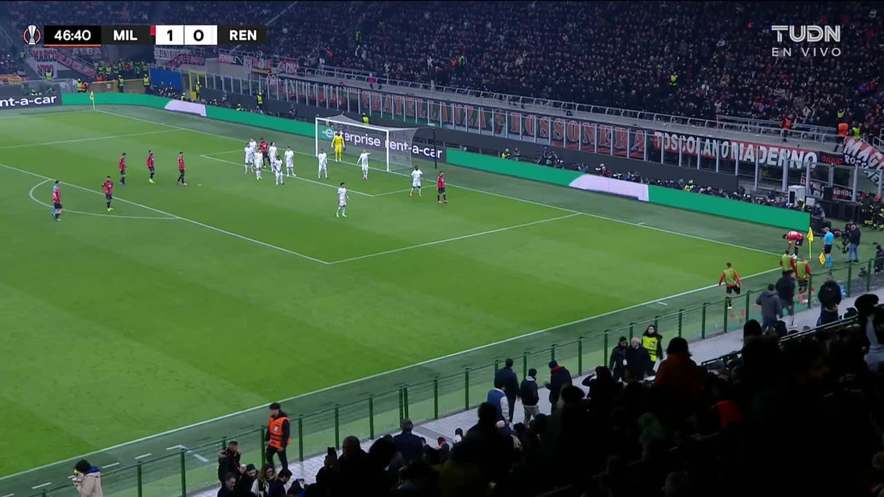 ¡TIRO ATAJADO! disparo por Simon Kjær.