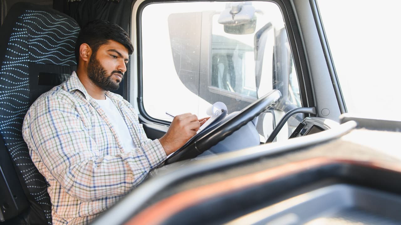 <h3 class="cms-H3-H3">El carro también es trabajo</h3>
<br>
<br>Para muchas familias hispanas,
<b>manejar no es comodidad. </b>
<br>Es trabajo, escuela, citas médicas, mandados
<b> y turnos que empiezan antes de que salga el sol.</b>
<br>
<br>Por eso, perder la licencia o tener problemas para renovarla no es solo dejar de manejar,
<b>es llegar tarde, perder horas, pedir rides, pagar más y vivir con una preocupación encima.</b>
<br>
<br>Para inmigrantes,
<b>especialmente quienes tienen trámites pendientes o dependen de manejar para trabajar,</b> una infracción mal atendida puede traer otra capa de estrés.
<br>
<br>Si la situación termina en corte, arresto o una orden pendiente, el problema
<b>puede pasar de la calle a otras áreas de la vida. </b>
<br>Estas son cinco faltas de tráfico que
<b>pueden traer consecuencias más allá del monto escrito en una boleta.</b>