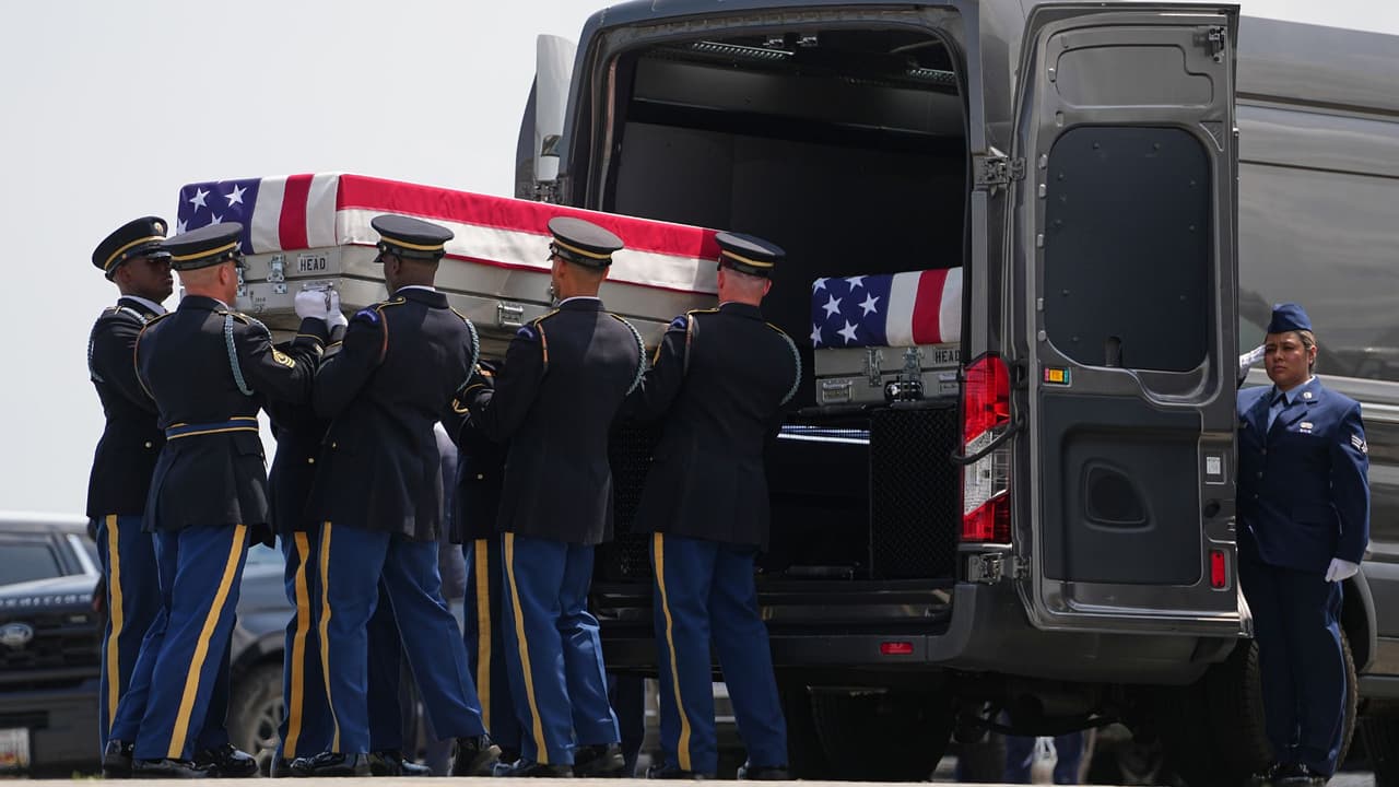 <h3 class="cms-H3-H3">Una joven soldado de Carrollton</h3> Isabella murió el 17 de julio durante 
<b><a href="https://www.univision.com/local/dallas-kuvn/isabella-gonzales-carrollton-ataque-irani-jordania" target="_blank">un ataque contra la Base Aérea Muwaffaq Salti, en Jordania.</a></b>
<br>Integraba una unidad de defensa aérea con sede en Alemania y apoyaba la Operación Inherent Resolve, 
<b>la misión estadounidense contra el grupo Estado Islámico.</b>
<br>La joven se graduó de Hebron High School en 2025 y 
<b>se enlistó en el Ejército en abril de ese año.</b>
<br>Sus amigos esperaban verla en septiembre, 
<b><a href="https://www.univision.com/local/dallas-kuvn/isabella-gonzales-soldado-carrollton-ataque-irani-jordania" target="_blank">cuando planeaba visitar nuevamente el norte de Texas.</a></b>