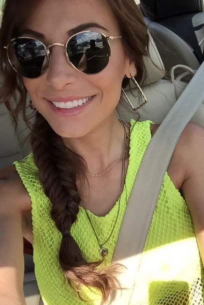 Nastassja Bolívar rumbo a los ensayos y con la mejor actitud.