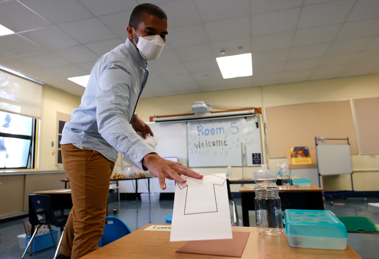 Para el próximo 26 de abril, el Distrito Escolar Unificado espera que los estudiantes de todos los grados que así lo deseen puedan regresar a las aula para recibir clases presenciales.