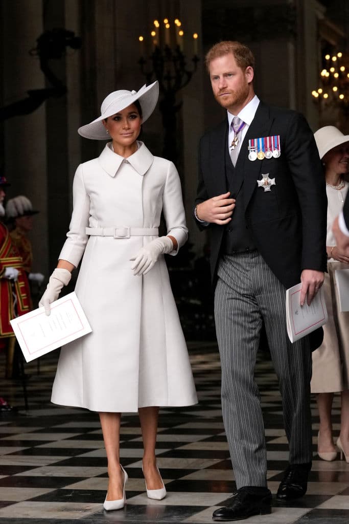 Meghan eligió un atuendo blanco total, su vestido de la firma Dior fue de corte abrigo con manga tres cuartos.
<br>