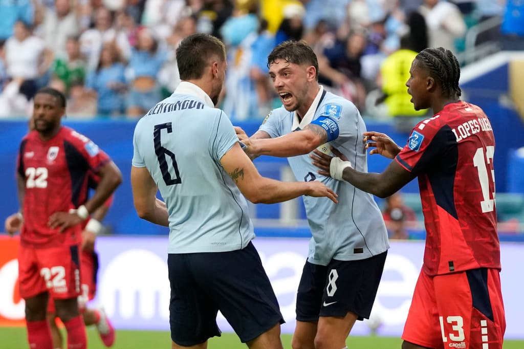 Federico Valverde, de Uruguay (centro derecha), y Rodrigo Bentancur celebran el primer gol.