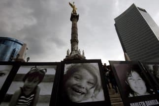 Familiares de las víctimas de la Guardería ABC se manifiestan en Ciudad de México.