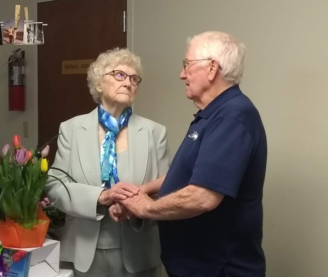 "Estábamos afectados y en estado de shock. Un virus que hasta ahora solo había sido un monstruo aterrador... para nosotros estaba justo aquí, en nuestro miembro de la familia. Las noticias... nos hicieron creer que se trataba de una sentencia de muerte", cuenta Neidigh. En la foto, Geneva y su hermano Jack.