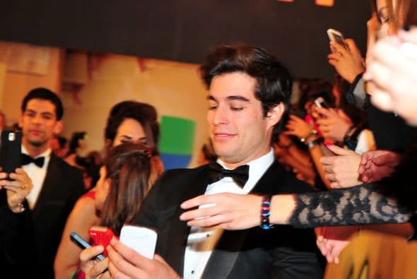 Te llevamos detrás de cámaras y mira todo lo que pasó mientras tus artistas desfilaban por la alfombra verde. 