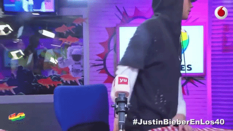 De acuerdo con información del periódico El País, los conductores de dicho programa comentaron que tras un par de preguntas realizadas al intérprete de 'Sorry' él se levantó para ir al baño y se marchó.