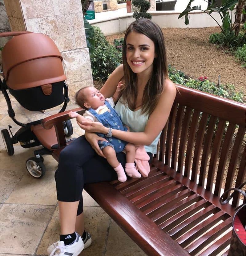 Madrugar y separarse de su pequeña bebé, Chloé Sophia, de 6 meses, no ha sido fácil, lo anterior de acuerdo a una de sus publicaciones en Instagram: “Madrugando después de unos días libres con mi bebé en casita. ¡Qué difícil es dejarlos!”