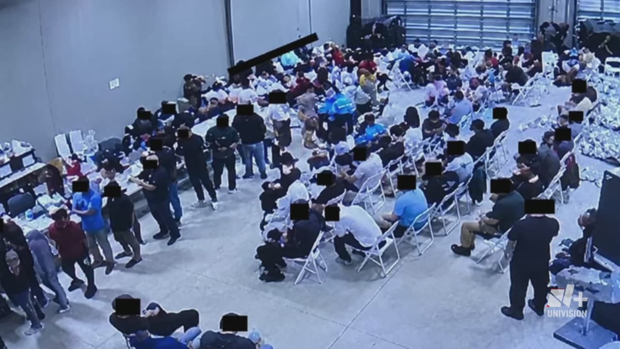 Fotos filtradas revelan el drama en centro de ICE en Miramar, Florida: migrantes durmiendo en el suelo e inodoros colapsados