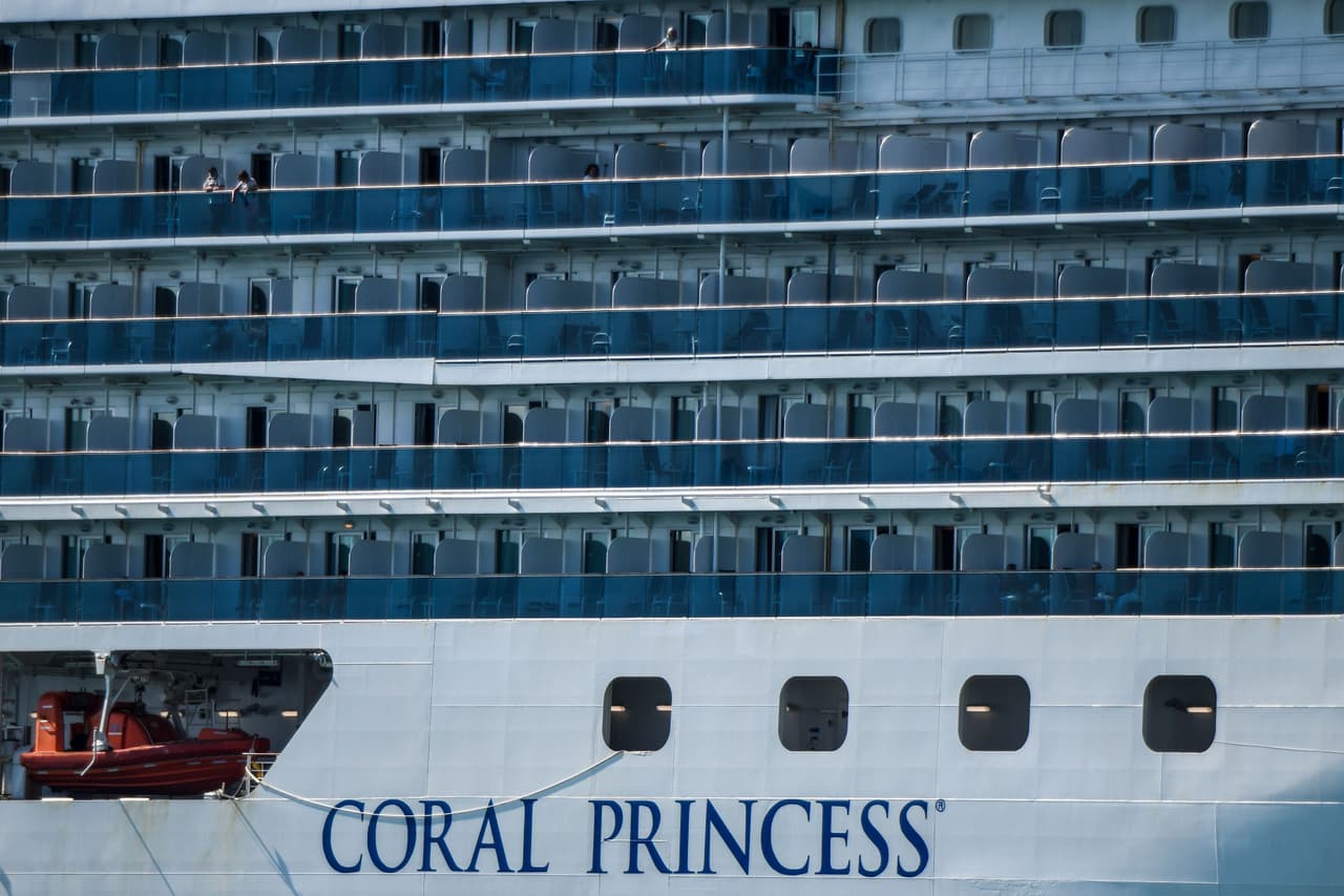 Además, el alcalde dijo que estaban tratando de ayudar a los enfermos que vinieron en el barco sin reducir la capacidad de las autoridades locales.