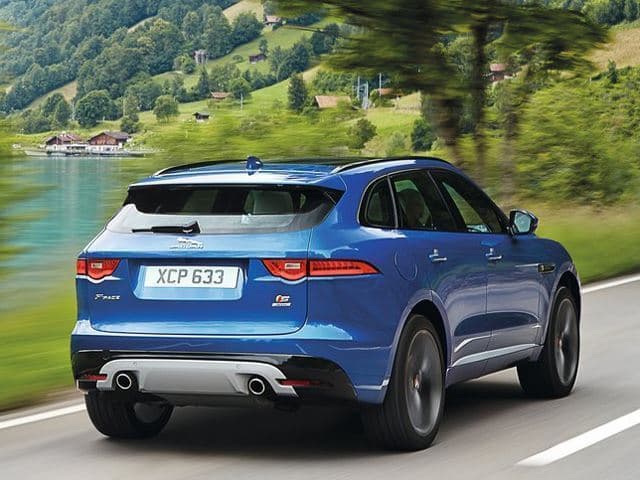 El Jaguar F-Pace también se puede conseguir por 
<b>45,000</b> 
<b>dólares</b>: esa es la versión 35t, con un 
<b>motor</b> 
<b>V6</b> 
<b>supercargado</b> que genera una potencia de 
<b>340</b> 
<b>caballos</b> 
<b>de</b> 
<b>fuerza</b>.