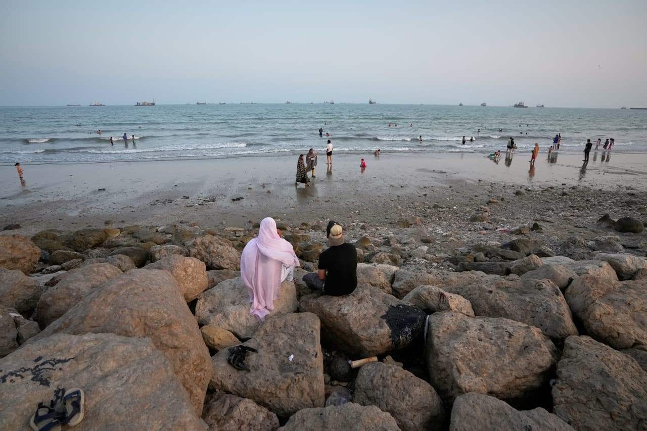 Irán anunció haber atacado el domingo una embarcación no tripulada de Estados Unidos que intentaba ingresar al estrecho de Ormuz, una afirmación que las fuerzas armadas estadounidenses desestimaron como una “mentira total”.