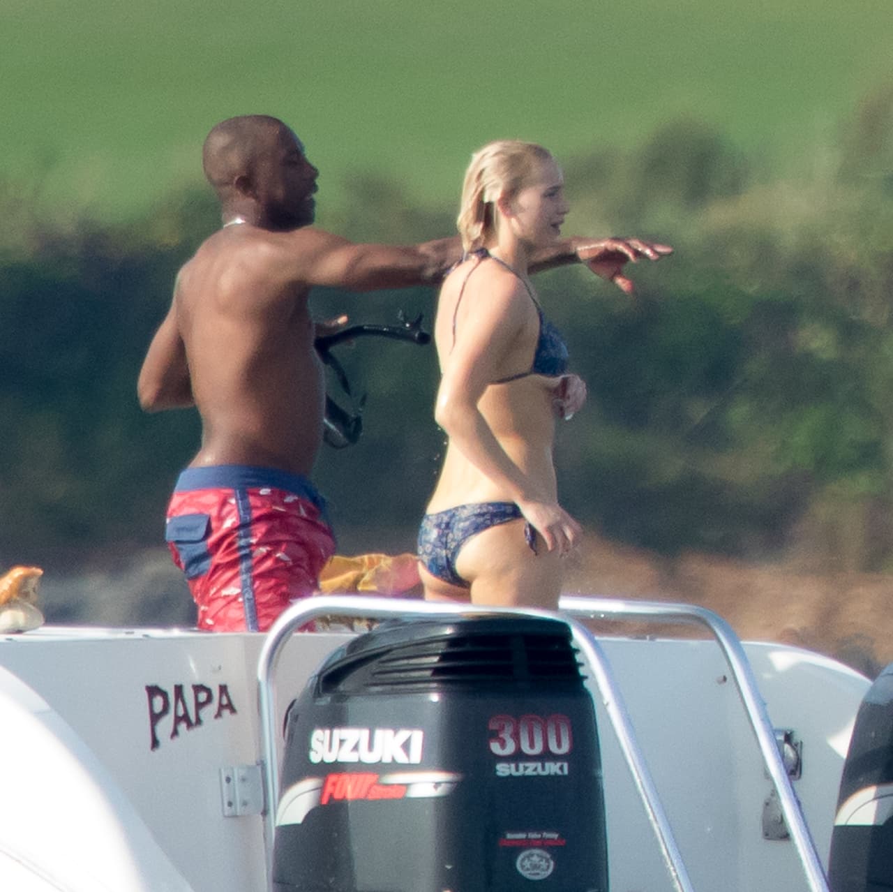 Jen lució su figura en un sexu bikini.