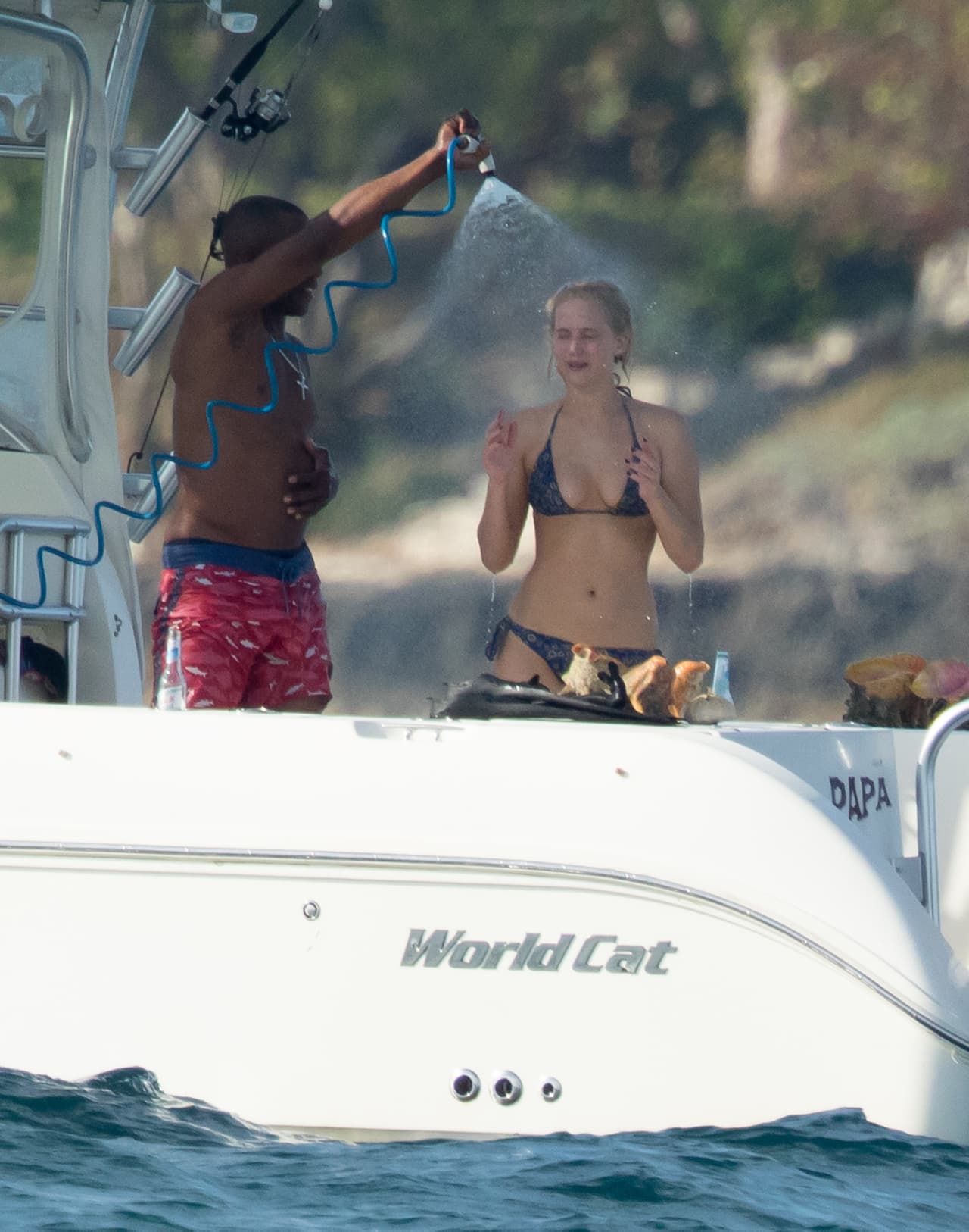 Le dio una buena enjuagada a la rubia.