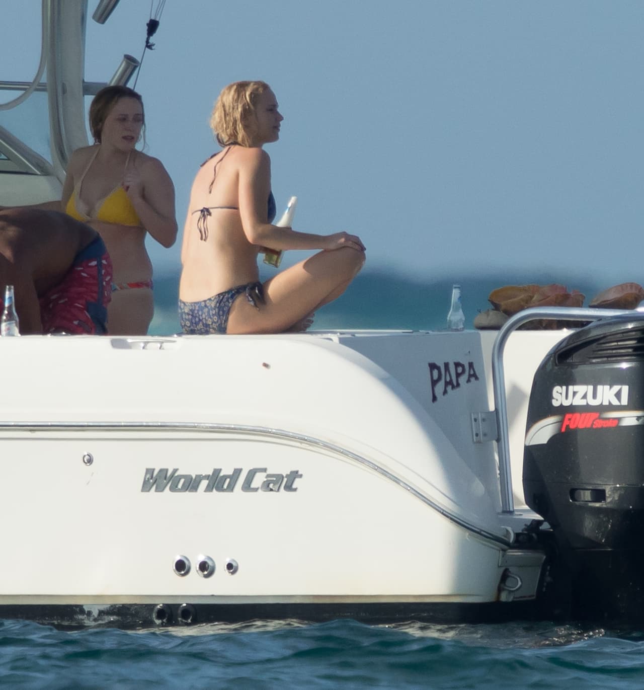 Después de tanto nadar se tomó una cervecita.