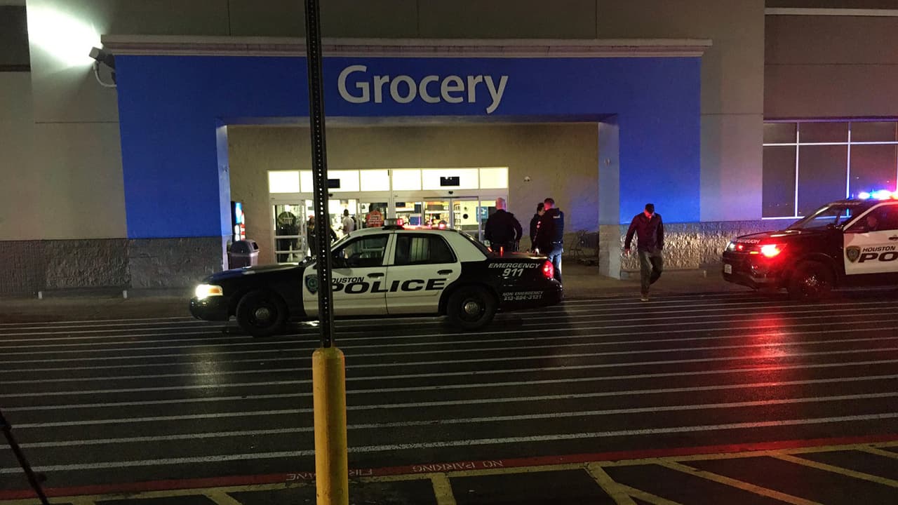 Una discusión en un Walmart termina con un hombre herido de bala al suroeste de Houston