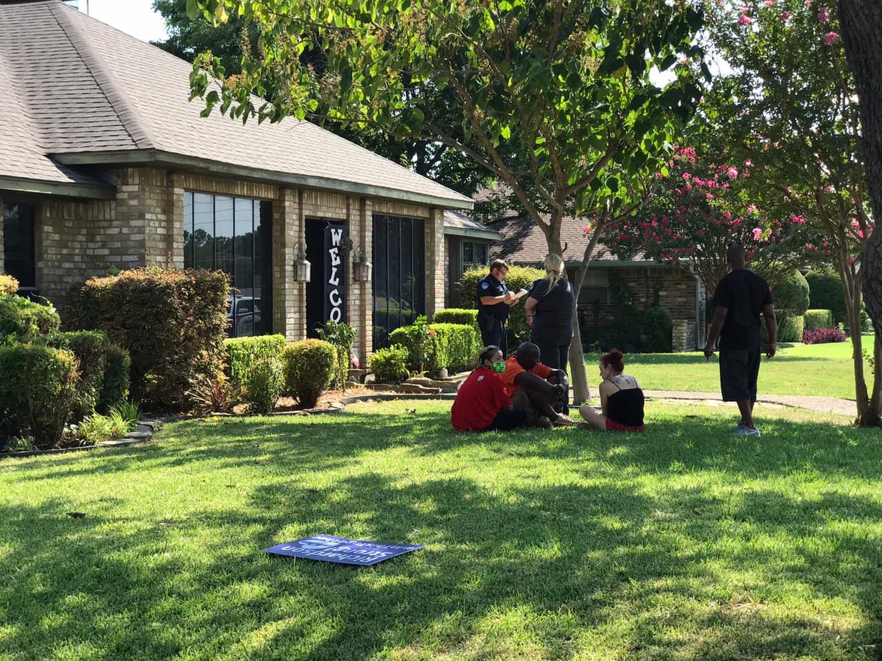 Las autoridades de Richardson interrogan a personas presentes durante el altercado.