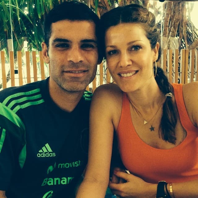 "Estamos muy felices por la gran bendición de volver a ser padres y sentir cómo el amor nos une aún más", escribió la modelo en su post.