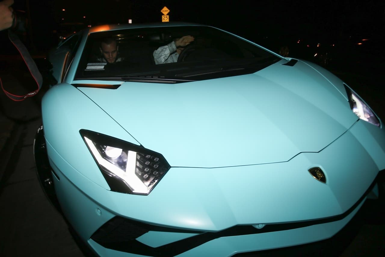 En la víspera de su cumpleaños, el intérprete de ‘Sorry’ llegó en un Lamborghini azul claro al teatro Saban, donde la iglesia Hillsong ofrece un estudio bíblico todos los miércoles. Selena Gómez también fue, pero junto a una amiga.