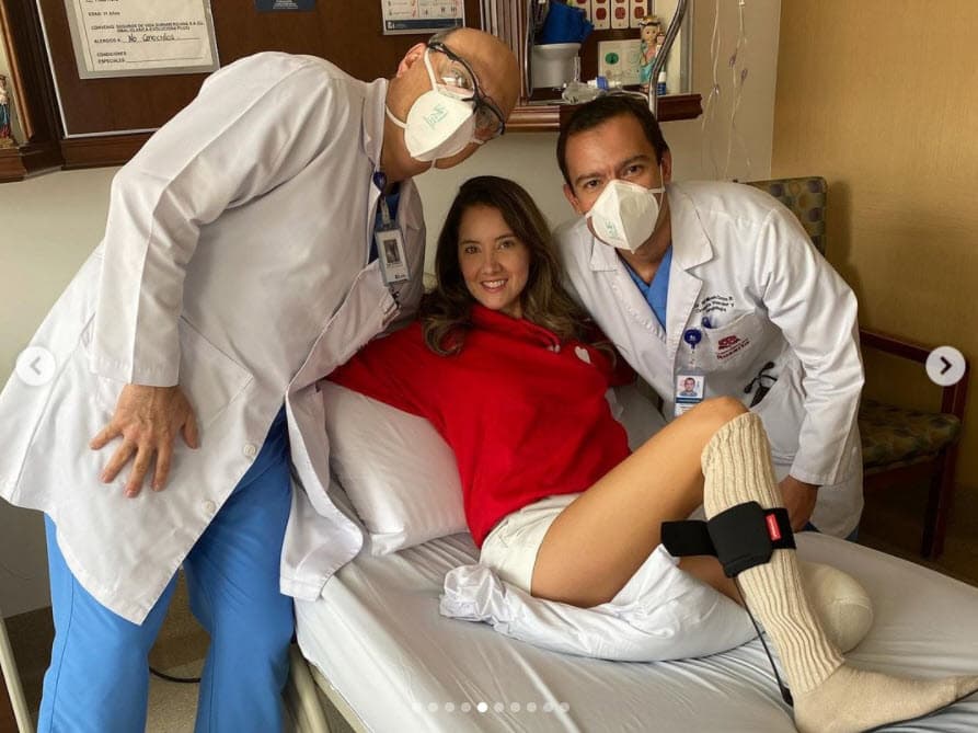 Entre las fotos que compartió apareció su familia y los médicos que la atendieron, pero hubo un detalle que, a diferencia de hace un año, omitió: 
<b><a href="https://www.univision.com/shows/el-break-de-las-7/mi-sueno-mas-importante-es-ser-mama-tras-la-amputacion-de-la-pierna-estos-son-los-planes-de-daniella-alvarez-y-su-novio-video" target="_blank">su novio Lenard Vanderaa. </a></b>
<br>