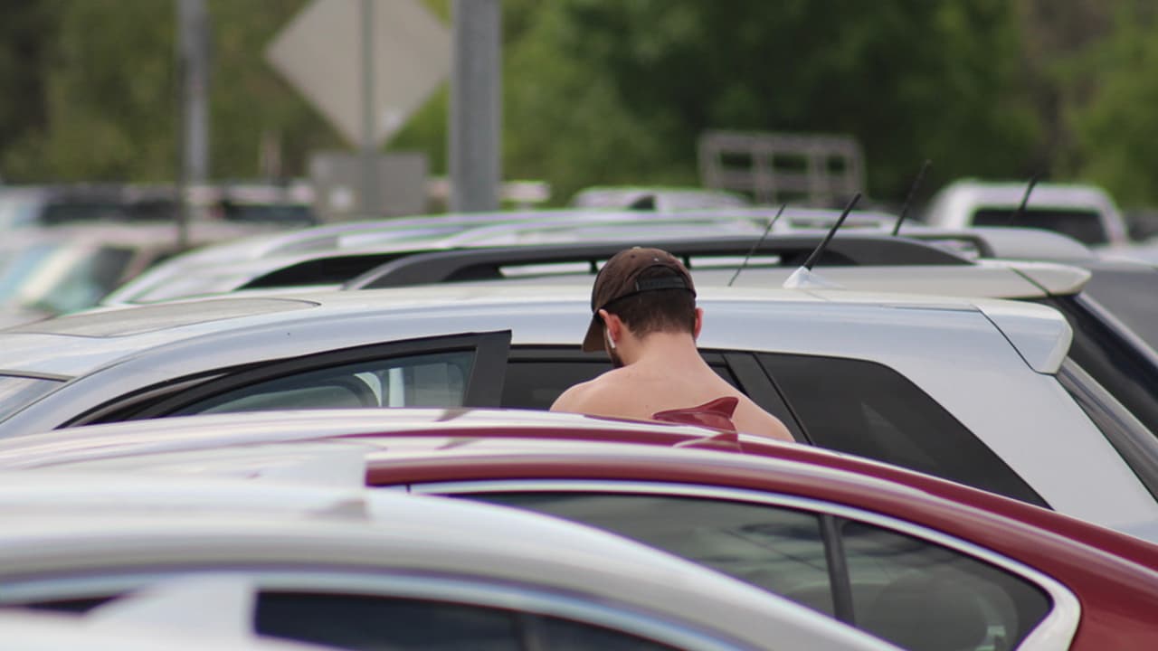 El estacionamiento del Memorial Park en Houston se ha visto abarrotado en los últimos días con más gente que está saliendo a hacer ejercicio al aire libre porque los gimnasios están cerrados por la emergencia nacional del coronavirus.