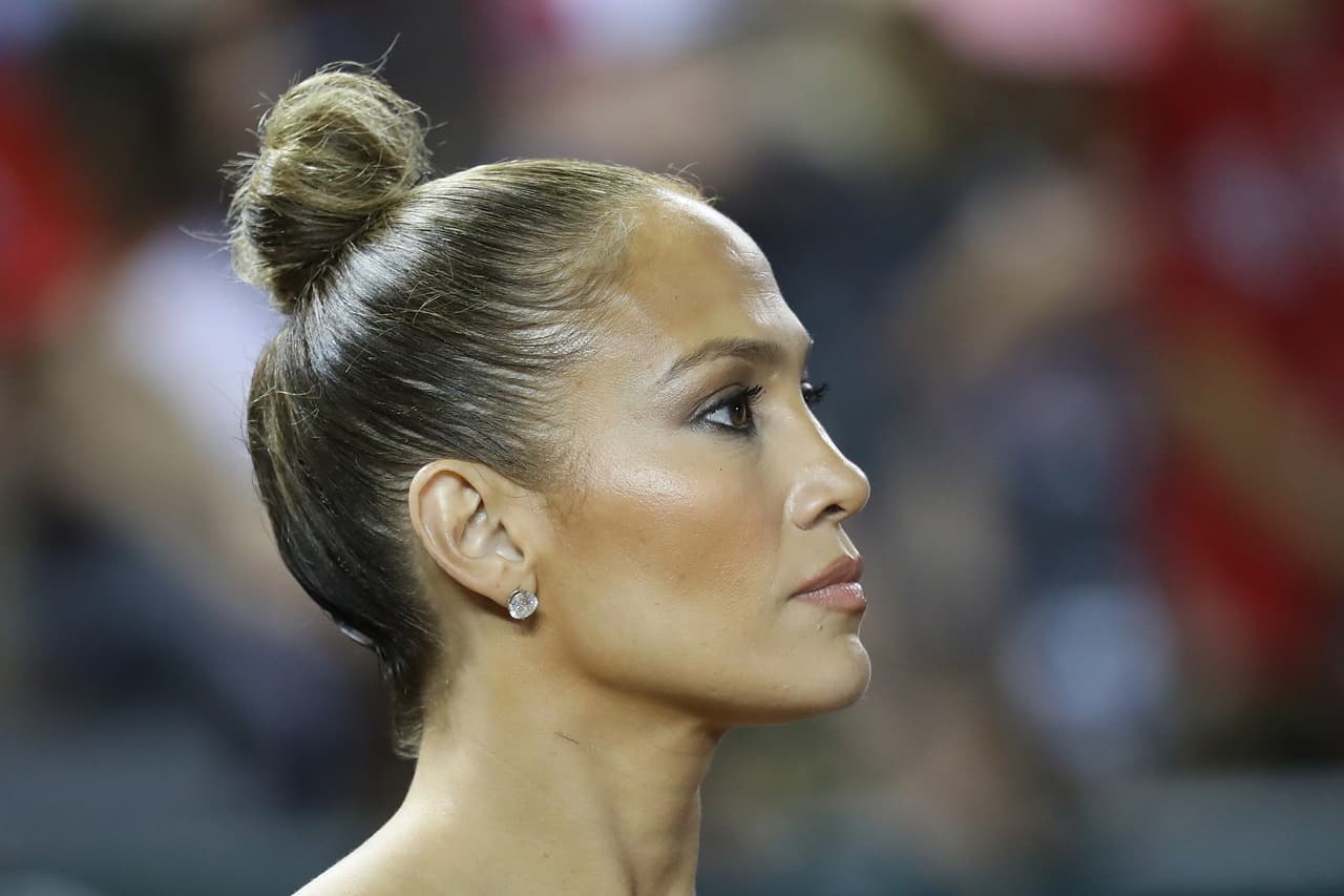 Jennifer Lopez shows off her abs in birthday photo