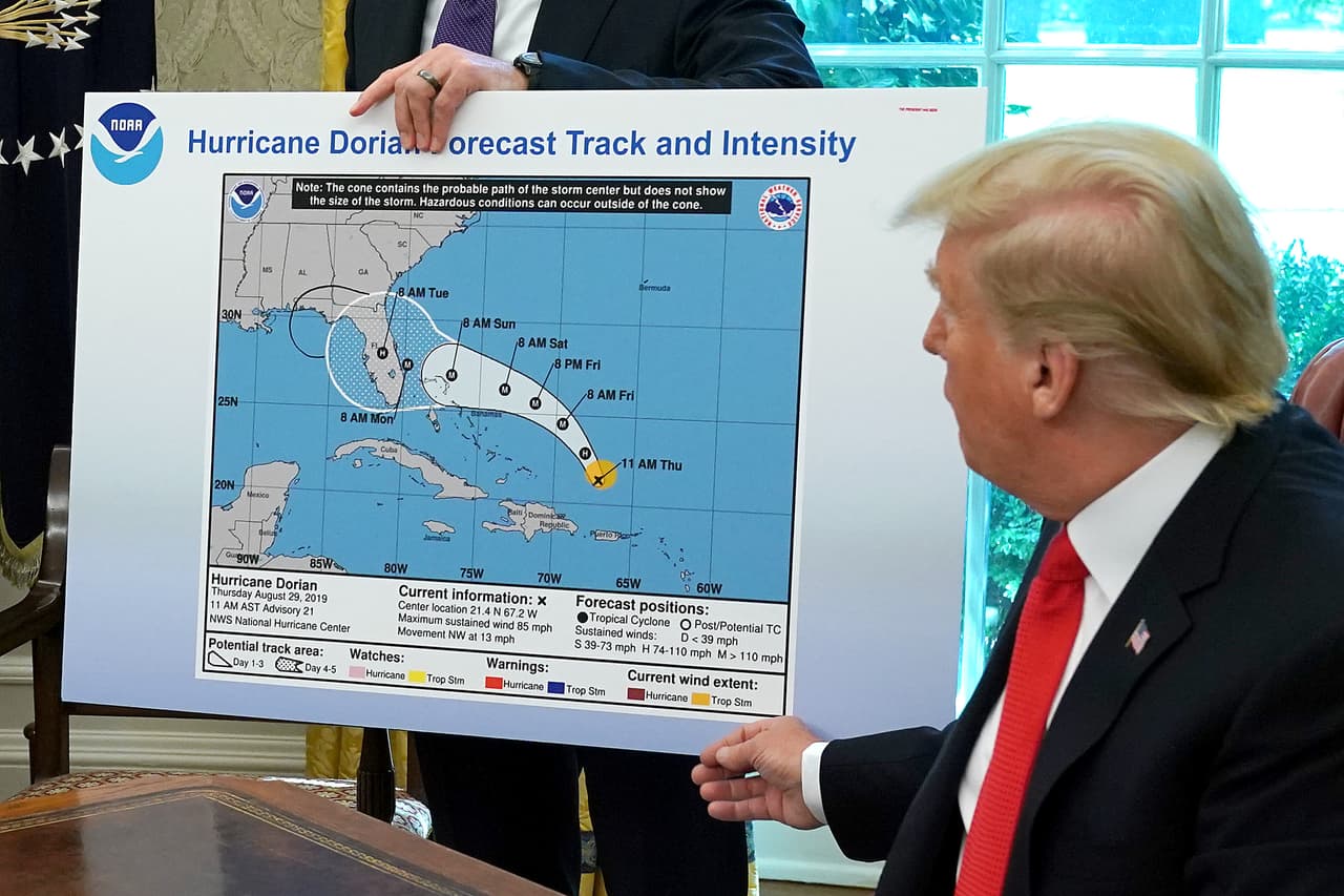 <b>Un marcador para corregir a los expertos. </b>Cuando se acercaba el huracán Dorian a la costa este de EEUU, Trump tuiteó que Alabama estaba en camino del peligroso fenómeno atmosférico. Unos minutos más tarde el 
<a href="https://twitter.com/NWSBirmingham/status/1168179647667814400?s=20">Servicio Meteorológico Nacional </a>en ese estado lo desmintió y aclaró que no verían ningún impacto. Sin embargo, el presidente insistió y desde la Oficina Oval enseño 
<a href="https://www.univision.com/noticias/politica/trump-usa-un-mapa-de-la-trayectoria-de-dorian-alterado-con-un-sharpie-para-no-admitir-que-se-habia-equivocado">una imágen del reporte meteorológico oficial con una pequeña intervención: el estado de Alabama incluido a mano en la trayectoria</a>.
<b> 9 de abril de 2019.</b>
