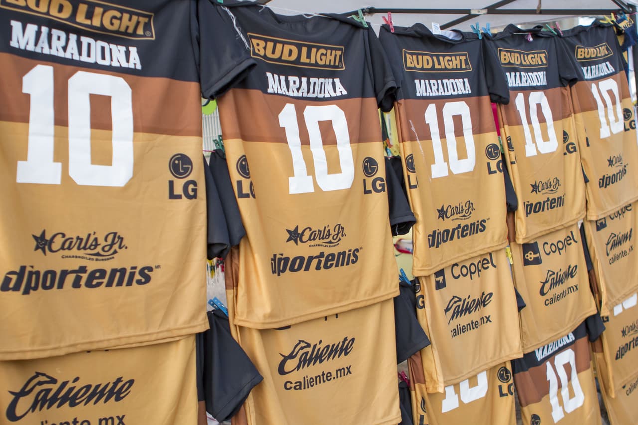 ¿Cuántas de estas camisetas se venderán la noche del debut de Diego Maradona? Seguro esa cifra ilusiona a los vendedores.