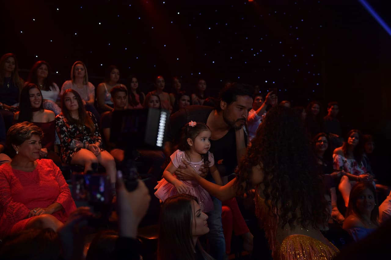 Luis le deseó suerte a Ana Patricia en su baile con un tierno beso en los labios.