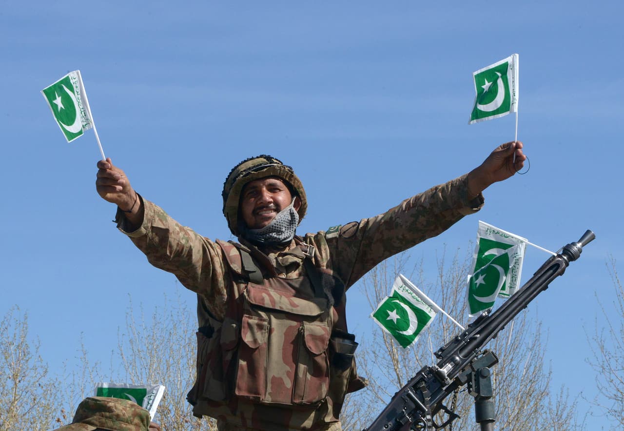 <b>Puesto 15. Pakistán. </b>De los casi 208,000,000 de pakistaníes 1,204,000 son militares, entre activos y reservistas. Cuenta con 1,342 aeronaves, 2,000 tanques, 197 buques (5 submarinos). Su 
<i>Powerindex</i> (índice de poder) es de 0.3287 puntos. En este sistema de puntaje 0.00 sería la evaluación perfecta y se van va sumando puntos según las variables de cada país.