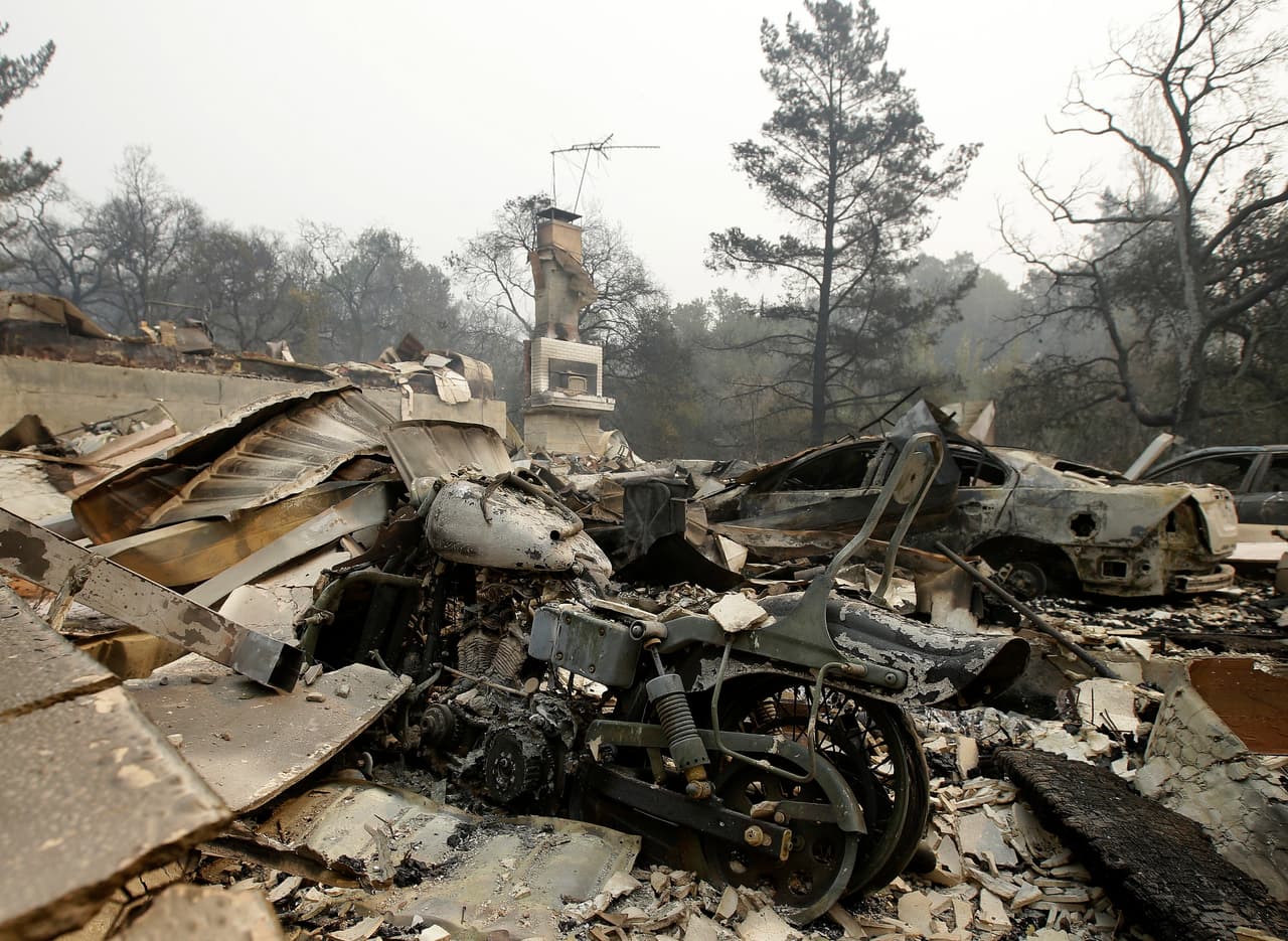 Una motocicleta calcinada quedó enterrada entre los escombros de un garaje.