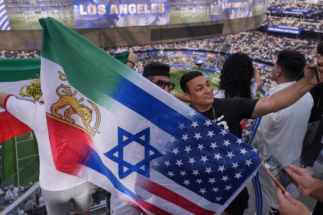 Los aficionados animan dentro del estadio antes del partido de fútbol del Grupo G de la Copa del Mundo entre Irán y Nueva Zelanda en Inglewood.