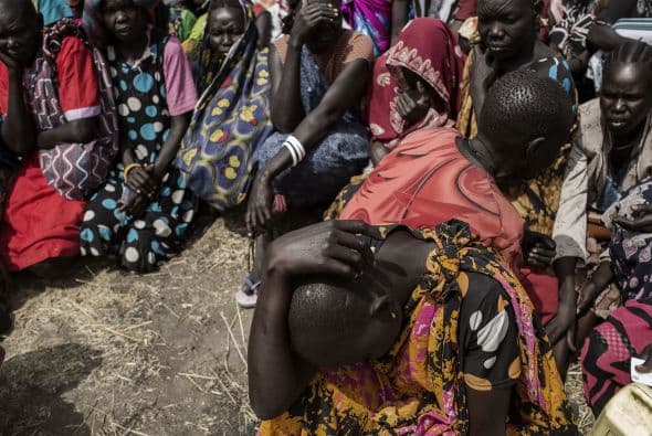 En el sur de Sudán, desplazados internos (IDP) esperan ser inscritos en la lista del Programa Mundial de Alimentos.